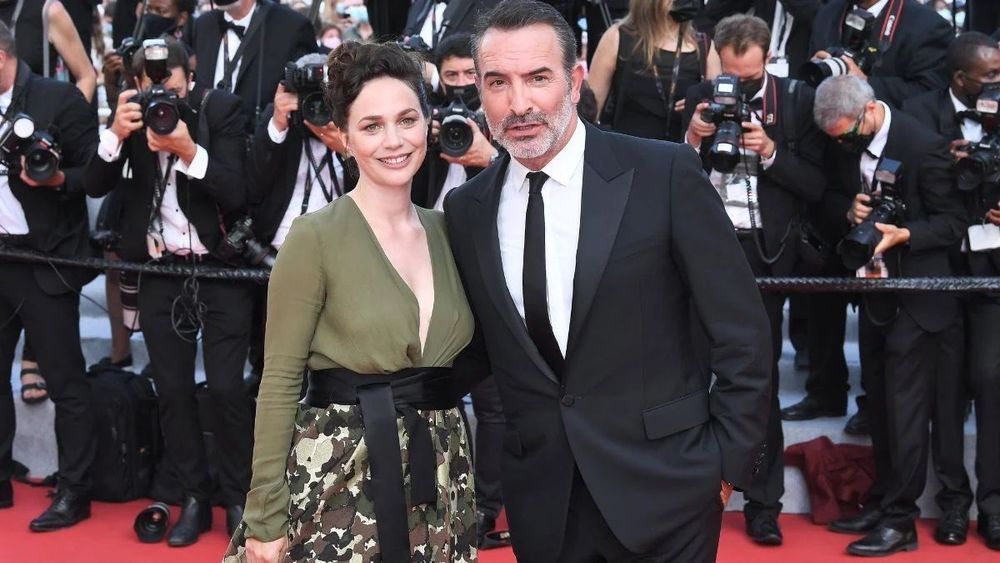 Jean Dujardin en pleine rupture avec Nathalie Péchalat ? Il s’amuse au concert de Mylène Farmer