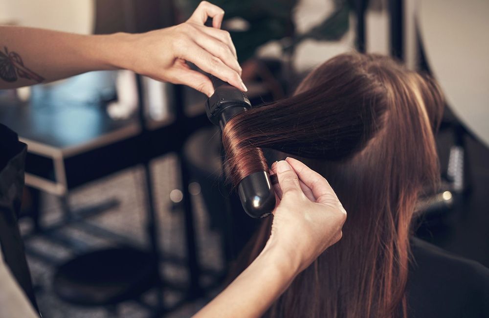 Lissage brésilien : ce traitement capillaire serait dangereux pour les reins