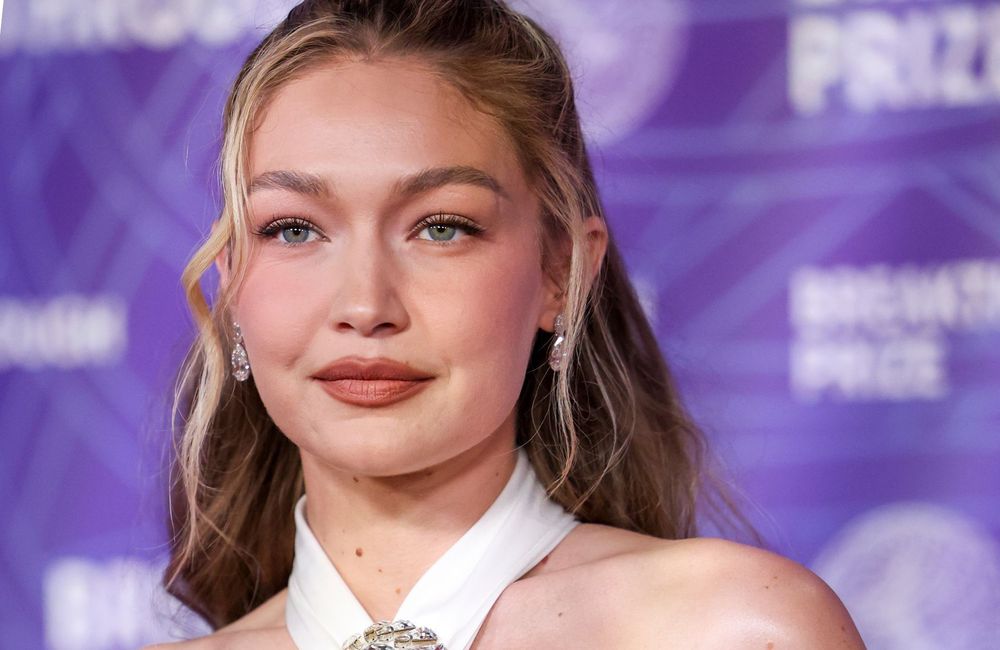 Gigi Hadid relance la tendance de la bouche vintage qui structure instantanément le visage