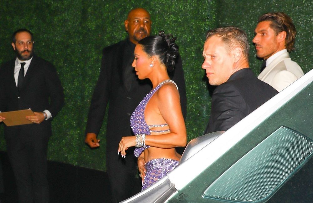 Kim Kardashian recrée le look à strass iconique d’Halle Berry