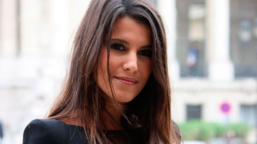 Karine Ferri méconnaissable sur cette première affiche : l'animatrice se lance dans un projet très éloigné de son image