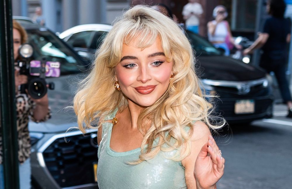 Métamorphosée : Sabrina Carpenter change radicalement de look grâce à une simple barrette