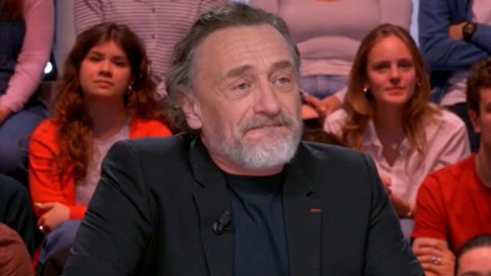 Jean-Paul Rouve ému aux larmes en évoquant la mort récente de sa mère : "C'est dur"