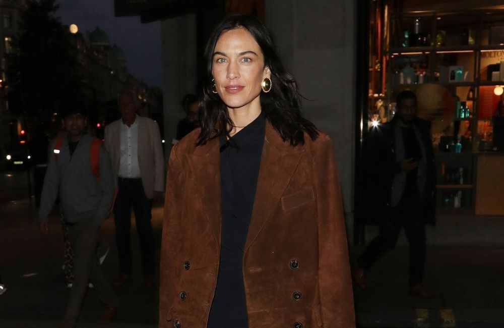 À Londres, Alexa Chung prouve que la veste en daim peut faire des étincelles la nuit