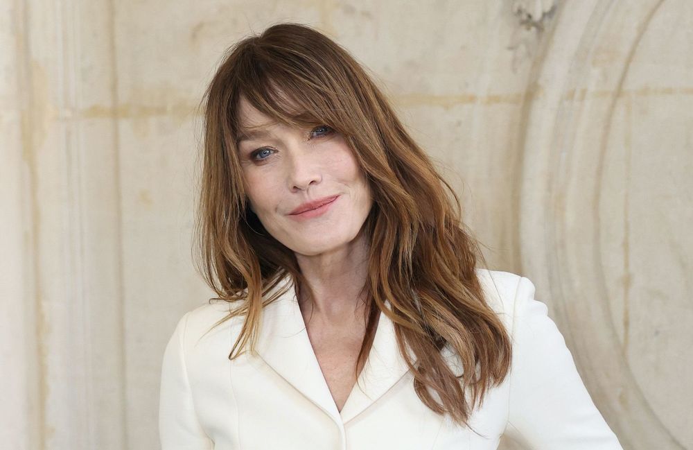 Carla bruni : en jean et blazer, on s’inspire de son style à la française