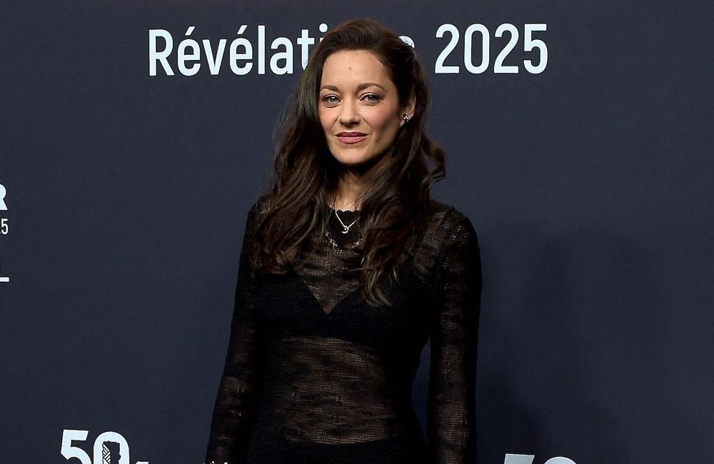 Marion Cotillard fait sensation dans une robe en maille transparente au dîner des révélations des César