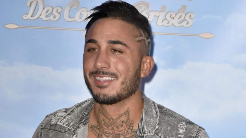 Vivian Grimigni : le candidat perd ses facettes dentaires en plein live, la vidéo choque les internautes !