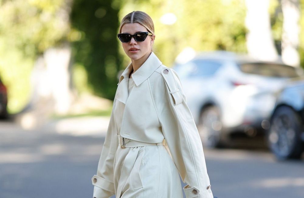 Trench + jean baggy : le combo bohème chic validé par Sofia Richie