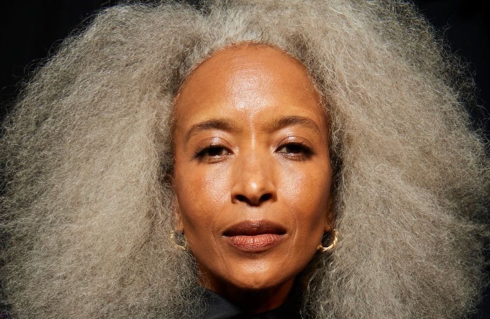 Cheveux gris : leur apparition pourrait jouer un rôle clé face au cancer, selon une étude