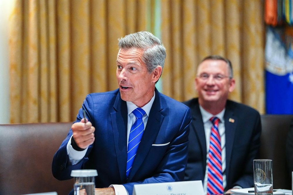 « Évitons de venir en pantoufles et en pyjama » : aux États-Unis, le gouvernement Trump propose un dress code pour prendre l'avion