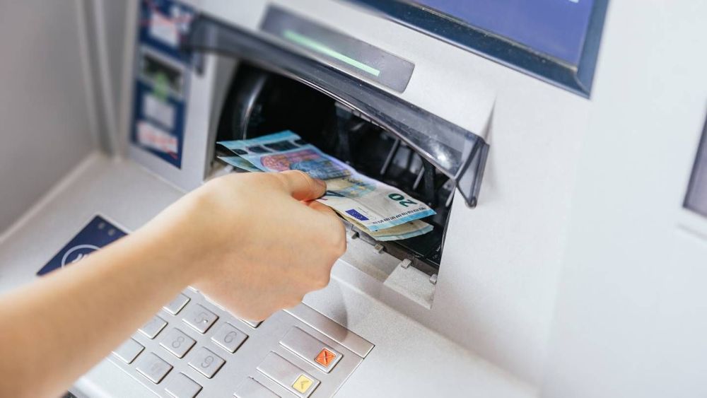 Retrait d'argent au distributeur : faudra-t-il vraiment présenter une pièce d'identité ?