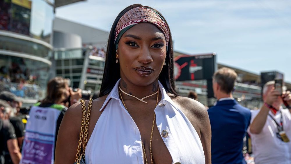 Aya Nakamura : la chanteuse fait monter la température avec des clichés ultra-sexy en bikini et enflamme la Toile