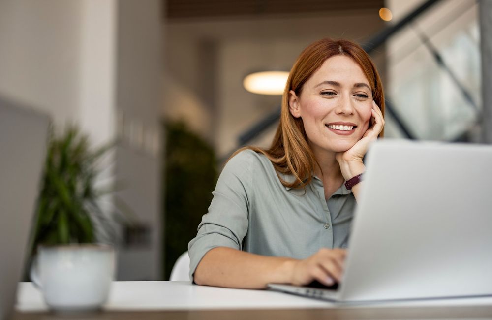 « Office chair butt » : Peut-on vraiment avoir les fesses plates en restant assis ? La nouvelle inquiétude des réseaux sociaux