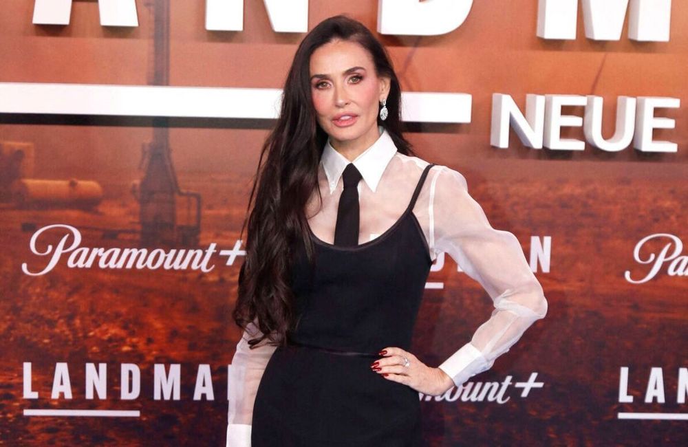 À Berlin, Demi Moore twiste la petite robe noire avec une touche officewear sur le tapis rouge