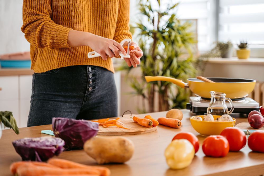 8 astuces pour recycler ses épluchures de fruits et légumes en cuisine