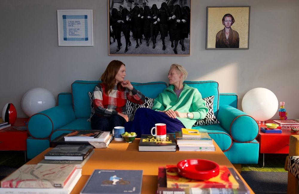« La Chambre d'à côté » : le roman qui se cache derrière le nouveau film de Pedro Almodóvar