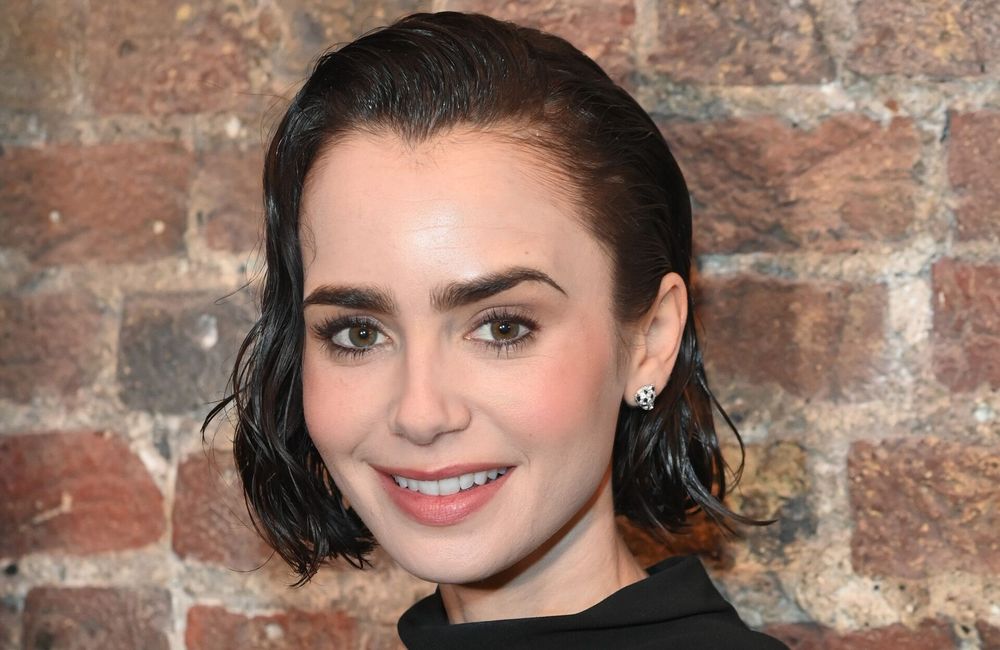 Lily Colins adopte la coupe au carré la plus tendance de l’été 2025