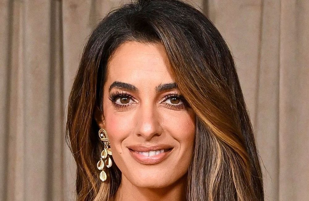 À Londres, Amal Clooney porte le maquillage le plus tendance de la saison