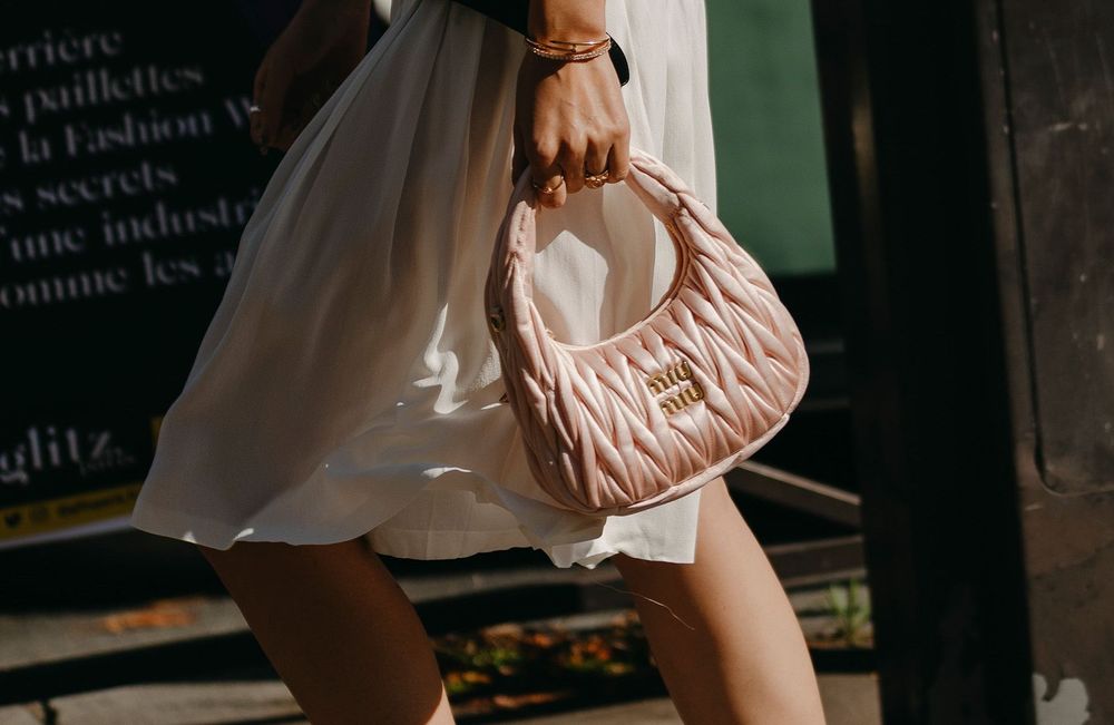 Cette couleur de sac à main sera la star des looks d’été