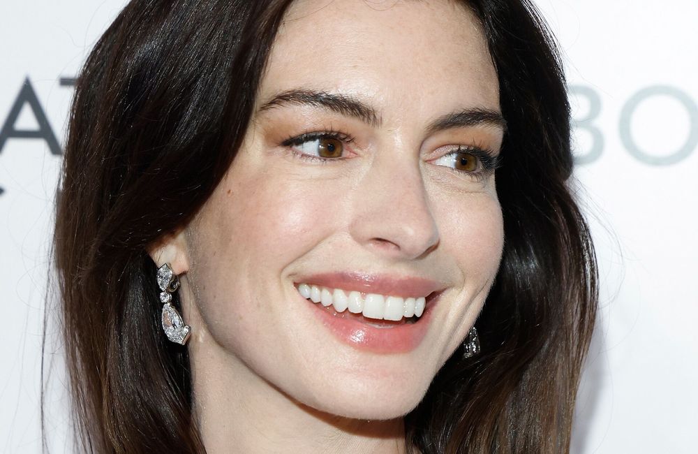 À 42 ans, Anne Hathaway paraît plus jeune que jamais : voici son secret selon les experts