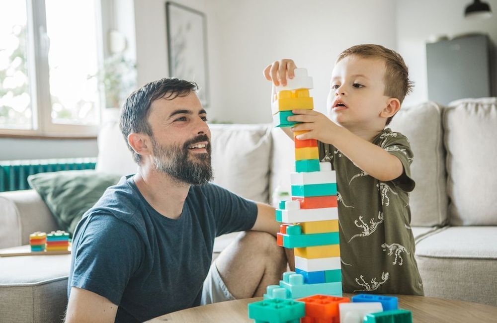 Tâches ménagères et parentales : cette dissonance entre le discours des pères et ce qu’ils font à la maison