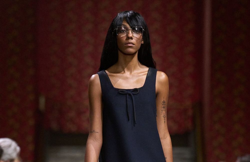 Qu'est-ce que la robe trois trous, qui va envahir les vestiaires cet été ?