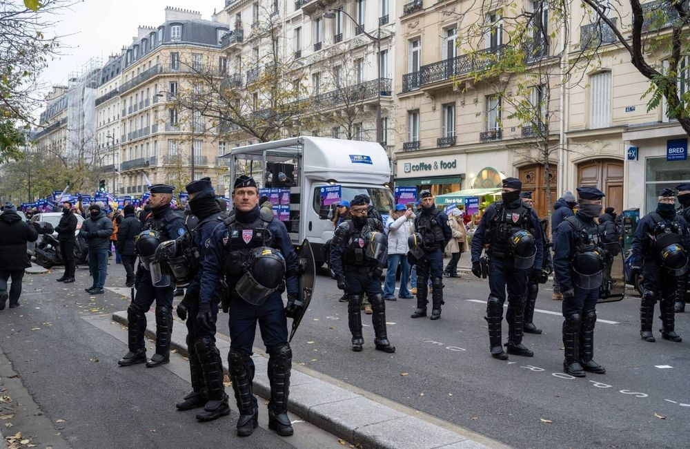 Pourquoi une photo de policiers posant derrière une banderole féministe tenue à l'envers fait polémique
