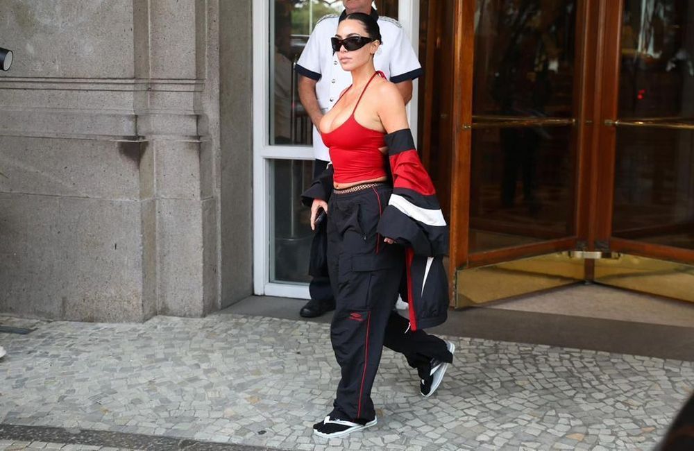 Tongs et chaussettes : la dernière association mode de Kim Kardashian qui interroge