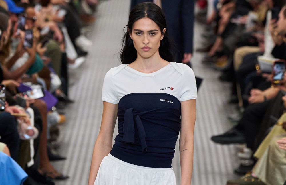 Ce printemps, le bustier devient l’atout charme d’un layering élégant