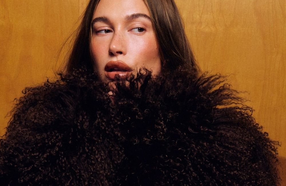 Hailey Bieber : ses produits de prédilection pour maquiller sa bouche en hiver