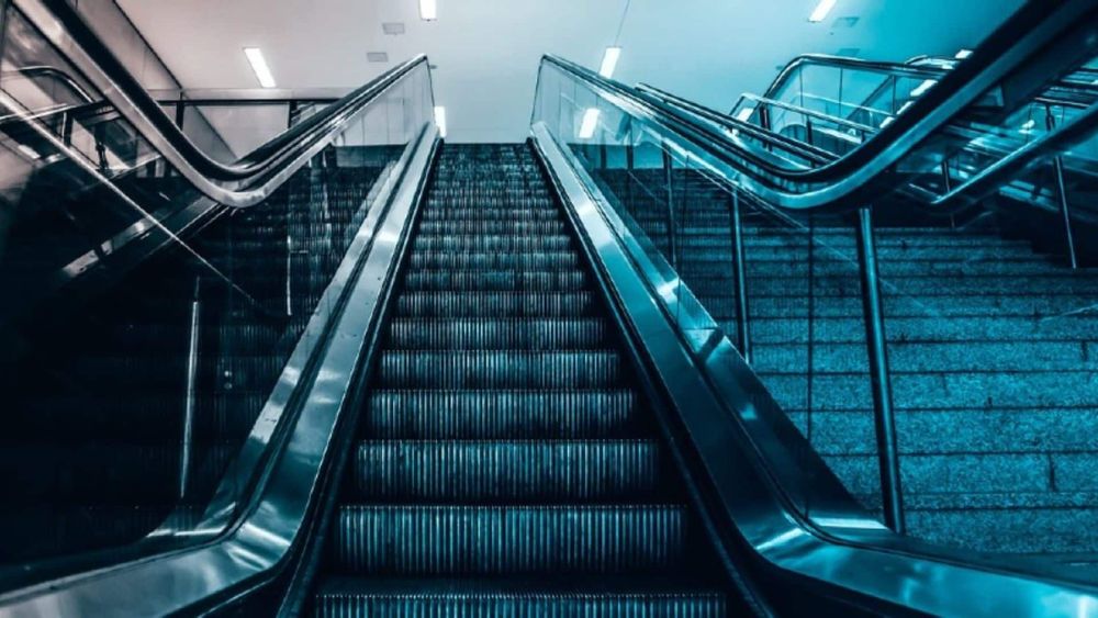 Sarthe : une fillette fait une violente chute après avoir été soulevée au dessus du vide par un escalator