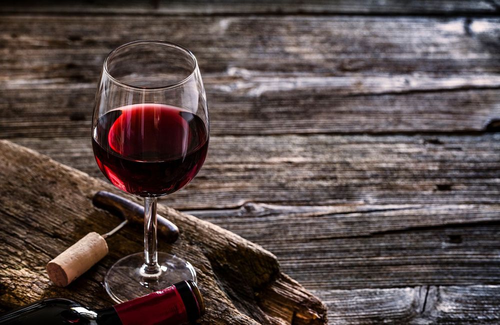 Voici ce qui provoque les maux de tête après avoir bu du vin rouge