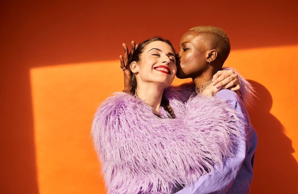 Mariage : les personnes LGBTQIA+ rejettent davantage le modèle traditionnel de l’engagement amoureux