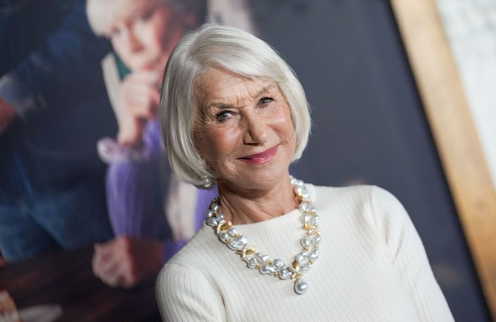 « Essayer de ressembler à une image retouchée de soi-même serait catastrophique » : à 80 ans, Helen Mirren dénonce la pression esthétique