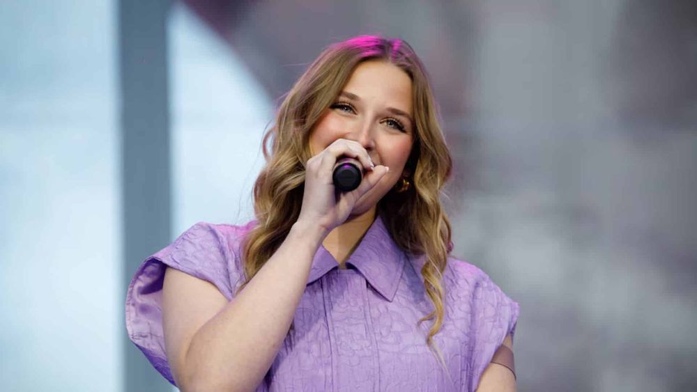 Héléna en concert à Lille : la chanteuse perd totalement le contrôle de son show face à des fans déchaînés