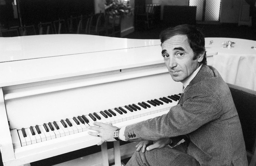 « Comme ils disent » de Charles Aznavour : l’histoire derrière cette célèbre chanson engagée