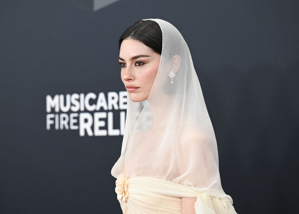 Gracie Abrams fait sensation en mariée Chanel aux Grammy Awards 2025