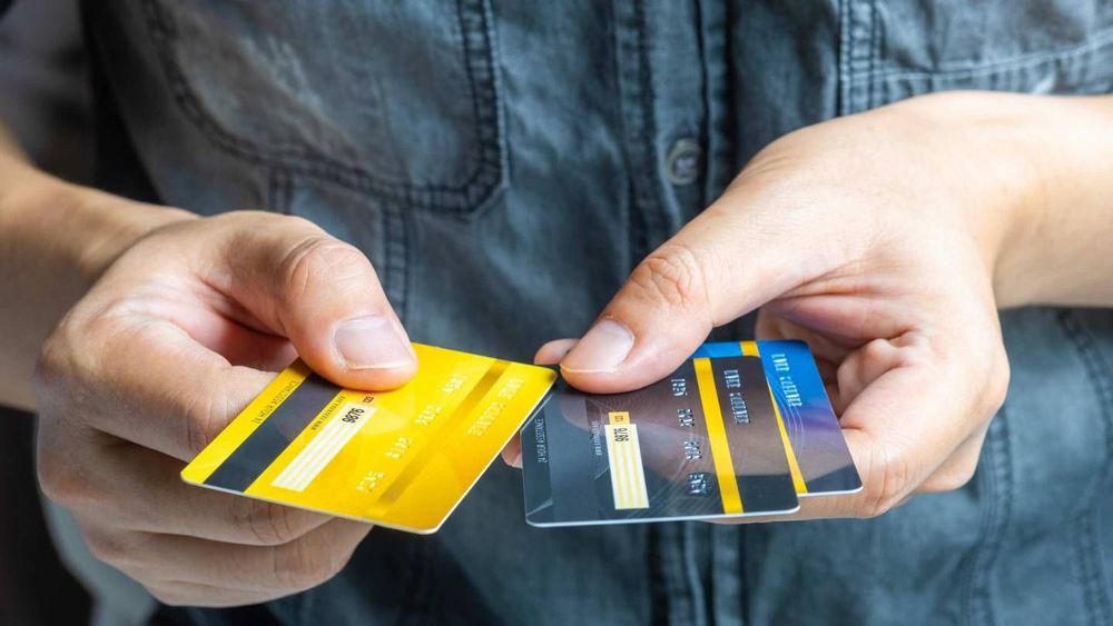 Panne au Crédit Mutuel : pourquoi il est conseillé d'emporter deux cartes bancaires avec soi