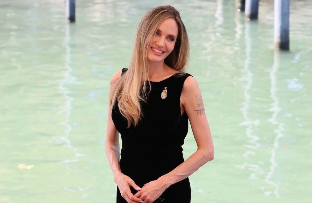 Mostra de Venise 2024 : Angelina Jolie expose ses impressionnants tatouages dans une robe dos-nu spectaculaire