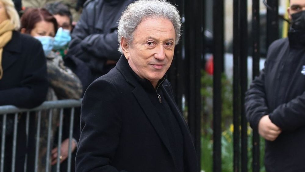 "Nue, en position du lotus" : Michel Drucker revient sur cette fan totalement obsédée par lui