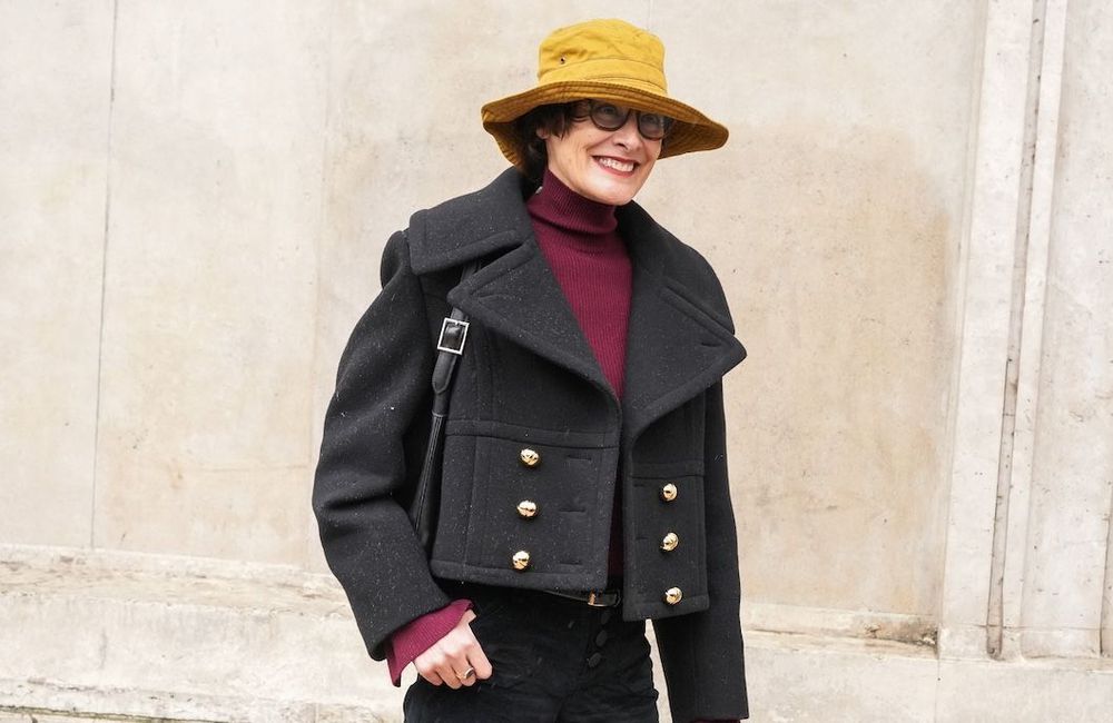 À la Fashion Week, Ines de la Fressange modernise le caban et prouve qu’il n’a rien perdu de son charme d’antan