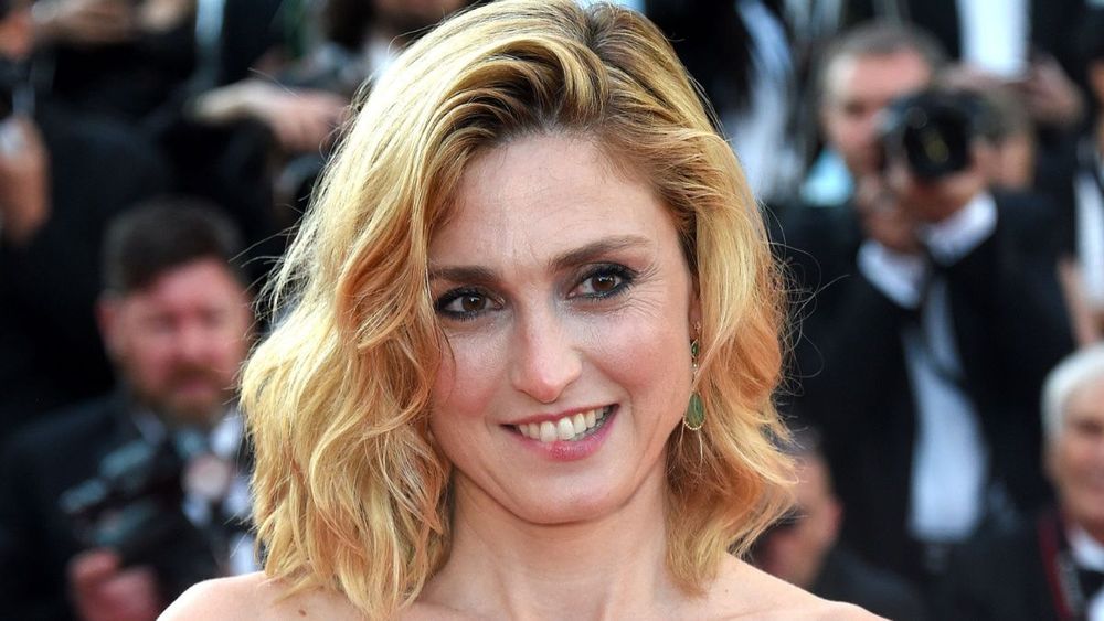 Julie Gayet sans filtre sur sa première fois avec François Hollande : "J'ai poussé...
