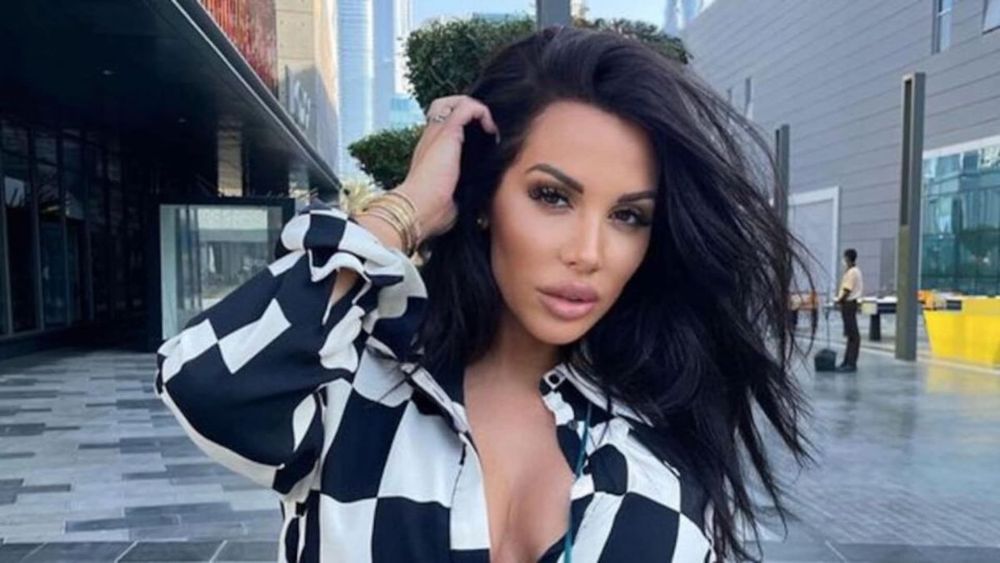 Laura Lempika : en couple, elle s'affiche pour la première fois avec son nouveau chéri dans une photo très caliente, regardez !