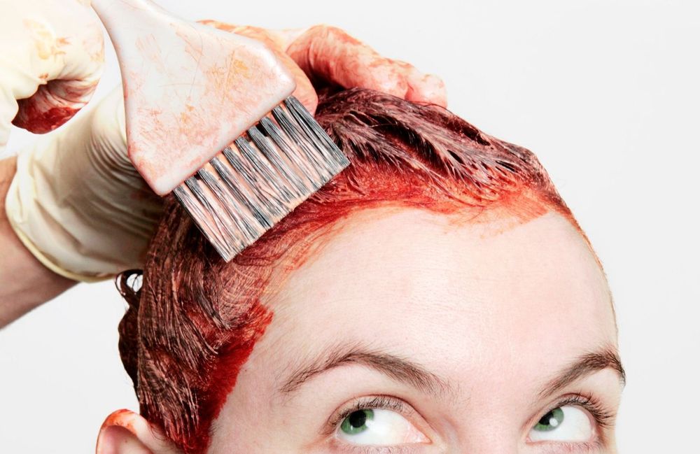 Coloration : les bons gestes à avoir pour se teindre les cheveux sans risque