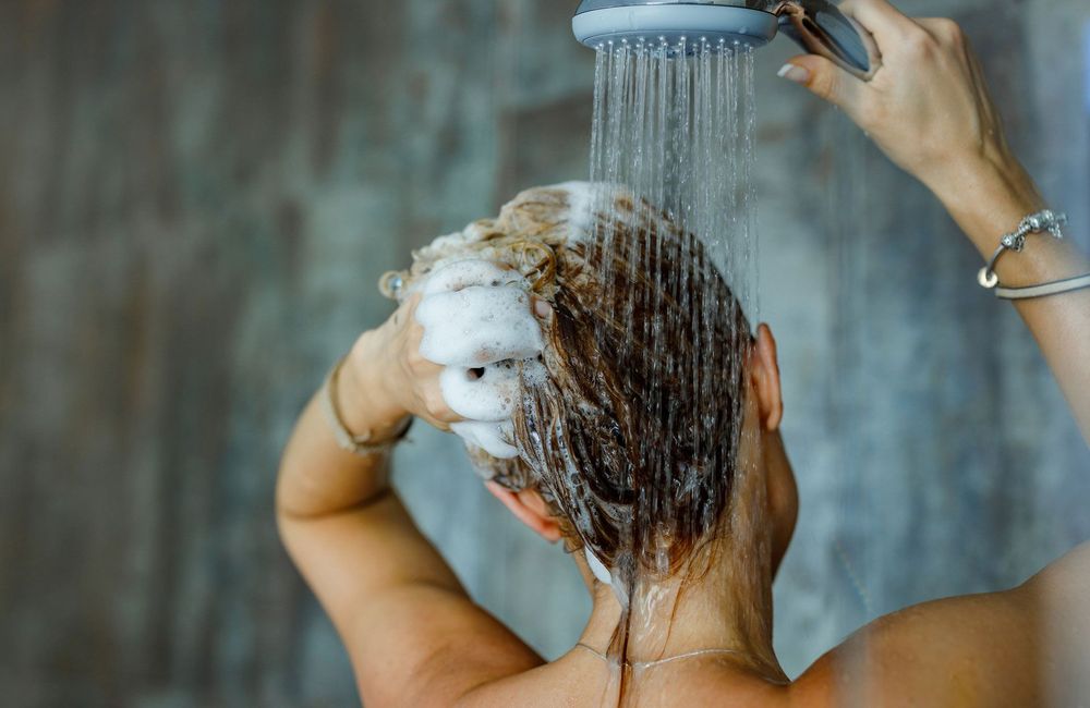 Pourquoi a-t-on les mollets qui grattent après la douche ?
