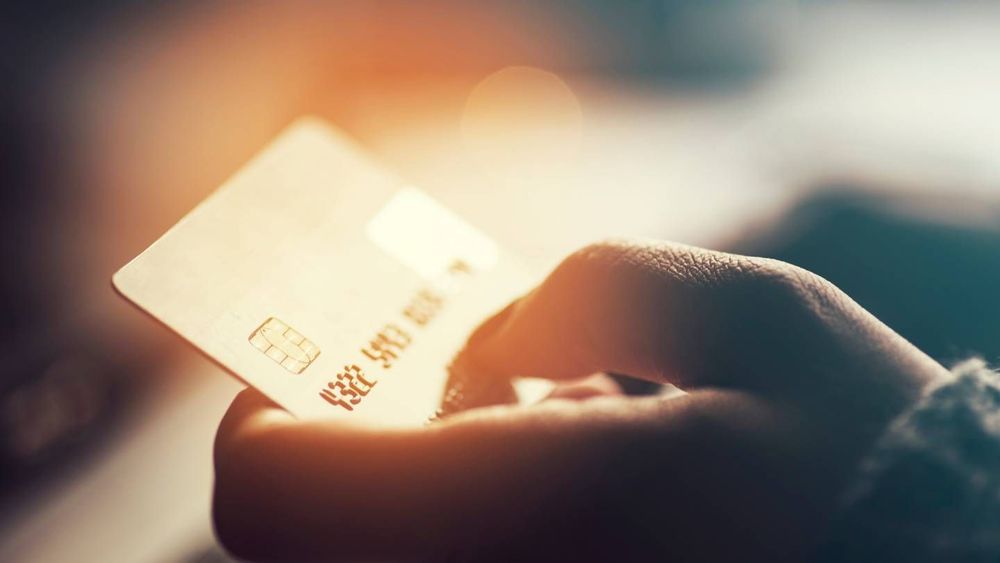 Carte bancaire : quelle banque de réseau propose la Gold Mastercard la moins chère ?