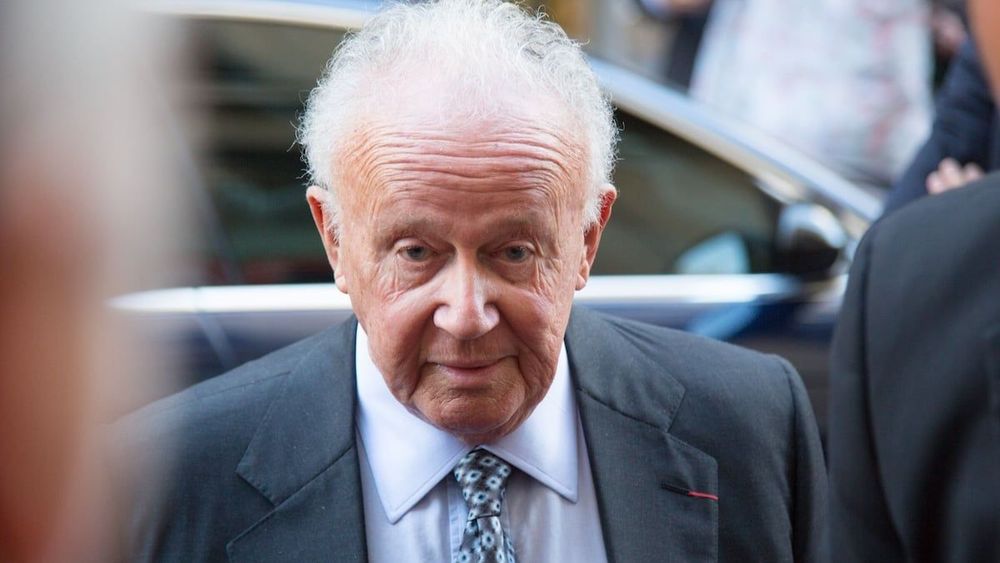 Philippe Bouvard : "Il l'a voulu", quasi sourd et aveugle à 96 ans, il profite de sa retraite à Cannes avec sa femme Colette