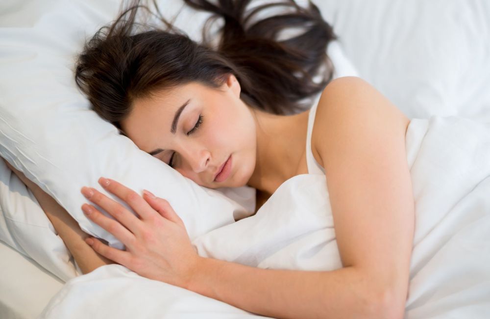 Dormir sur le côté rend-il le visage asymétrique ? Ce qu’en disent les experts