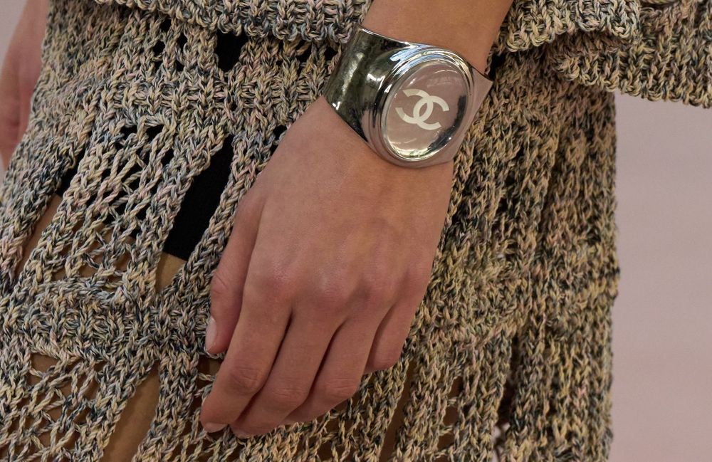 Ni cadran ni aiguilles : cette montre-bijou déroutante qui intrigue la mode