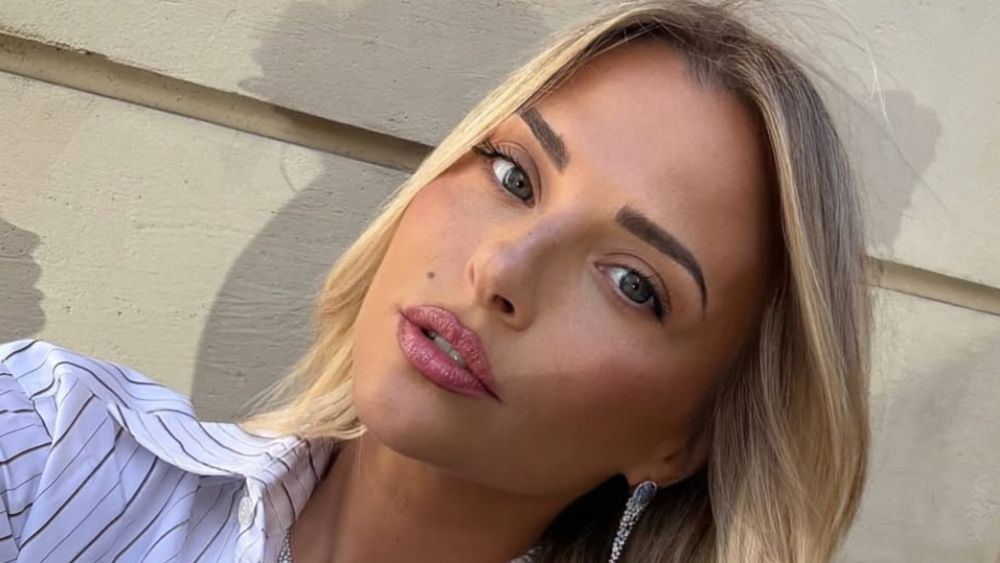 "Je ne réalise pas…" : jeune maman, Kelly Vedovelli dévoile enfin la première photo de ses jumelles et c’est adorable !